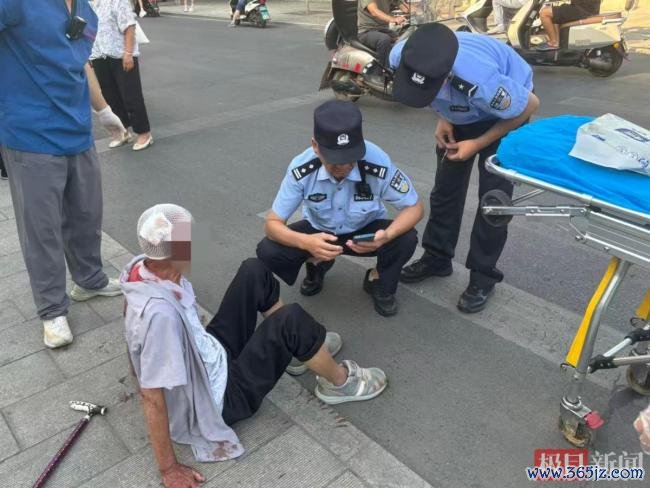 老人摔倒街头 民警协助急救并找家属